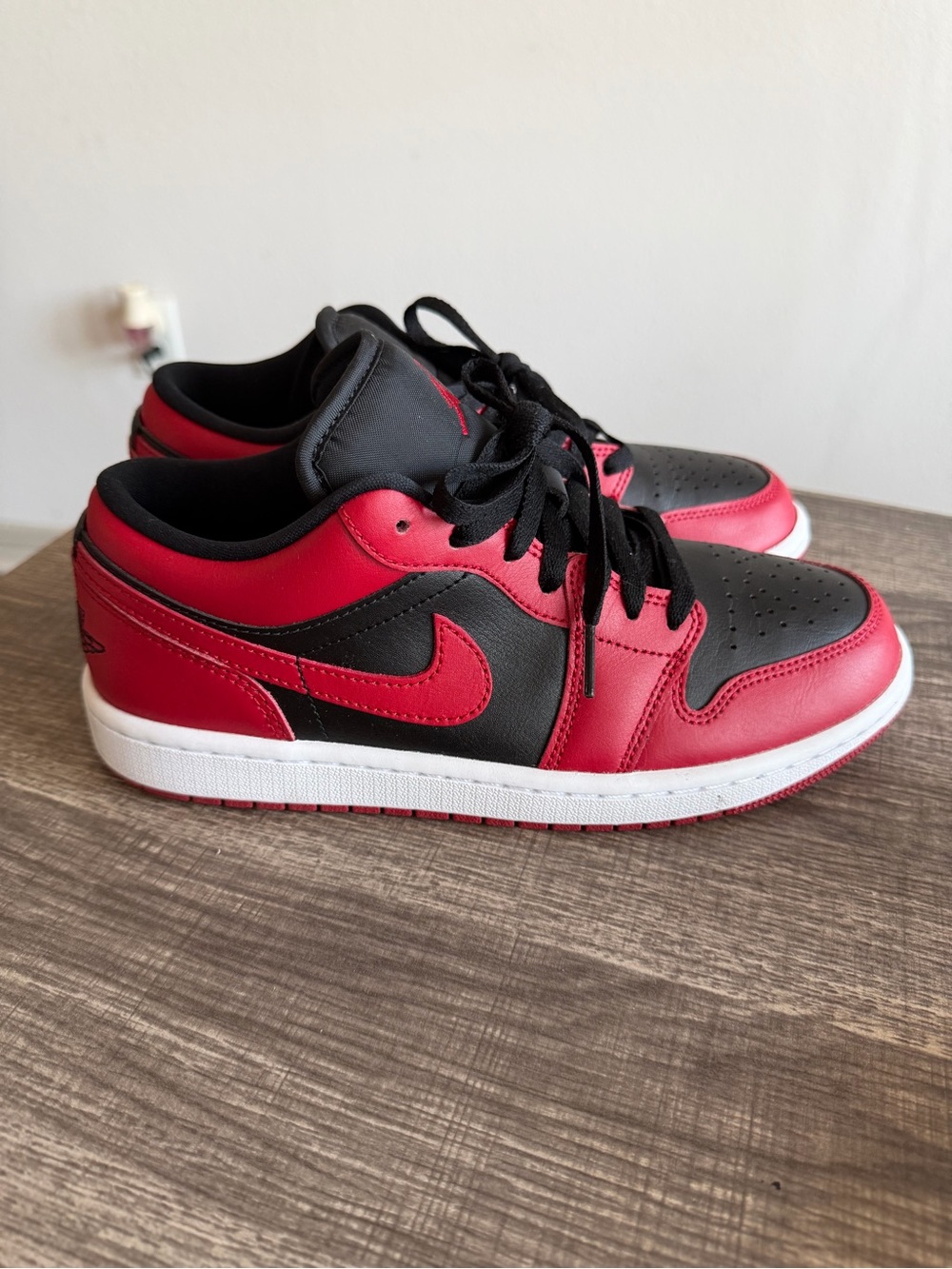 Jordan Kids Low-Top Sneakers in Black and Red
